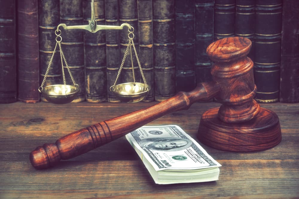 Gavel, scale and dollar bills, representing compensation for a truck accident lawsuit